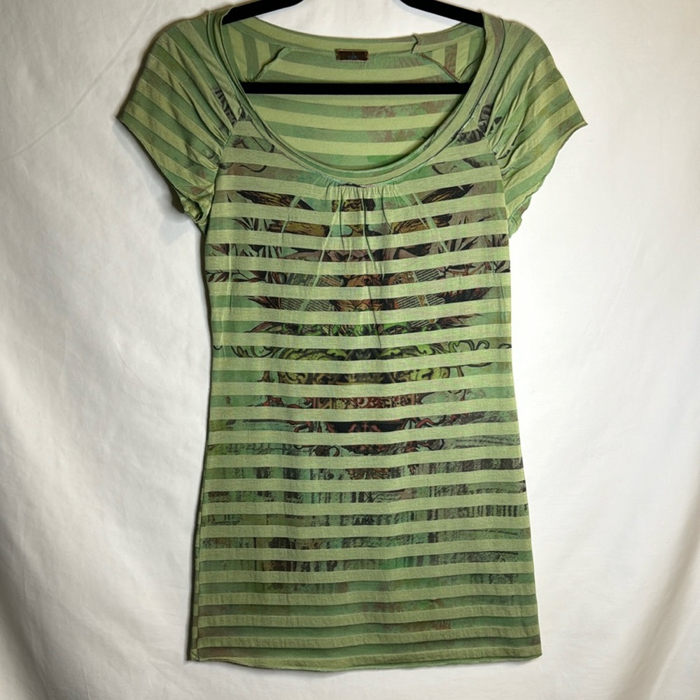 💚Cdr unique striped green long t-shirt. Sz Sm Angel background. Detailed soft